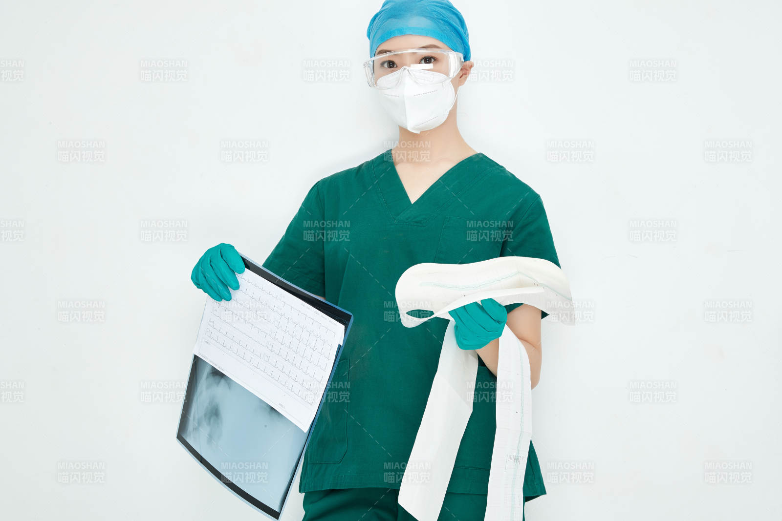 認真查看X光片的外科手術醫生