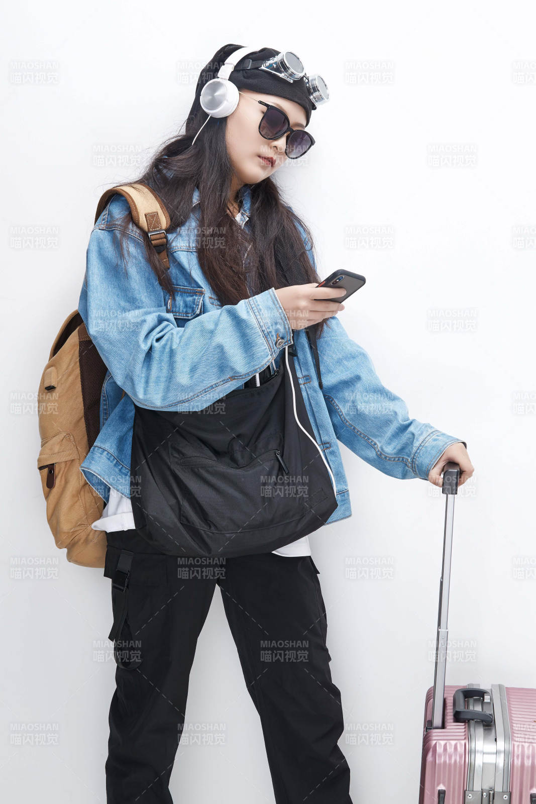 手里拿著手機準備出發的美麗東方女孩