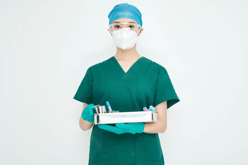 采集病例化验检测样本的外科手术医生