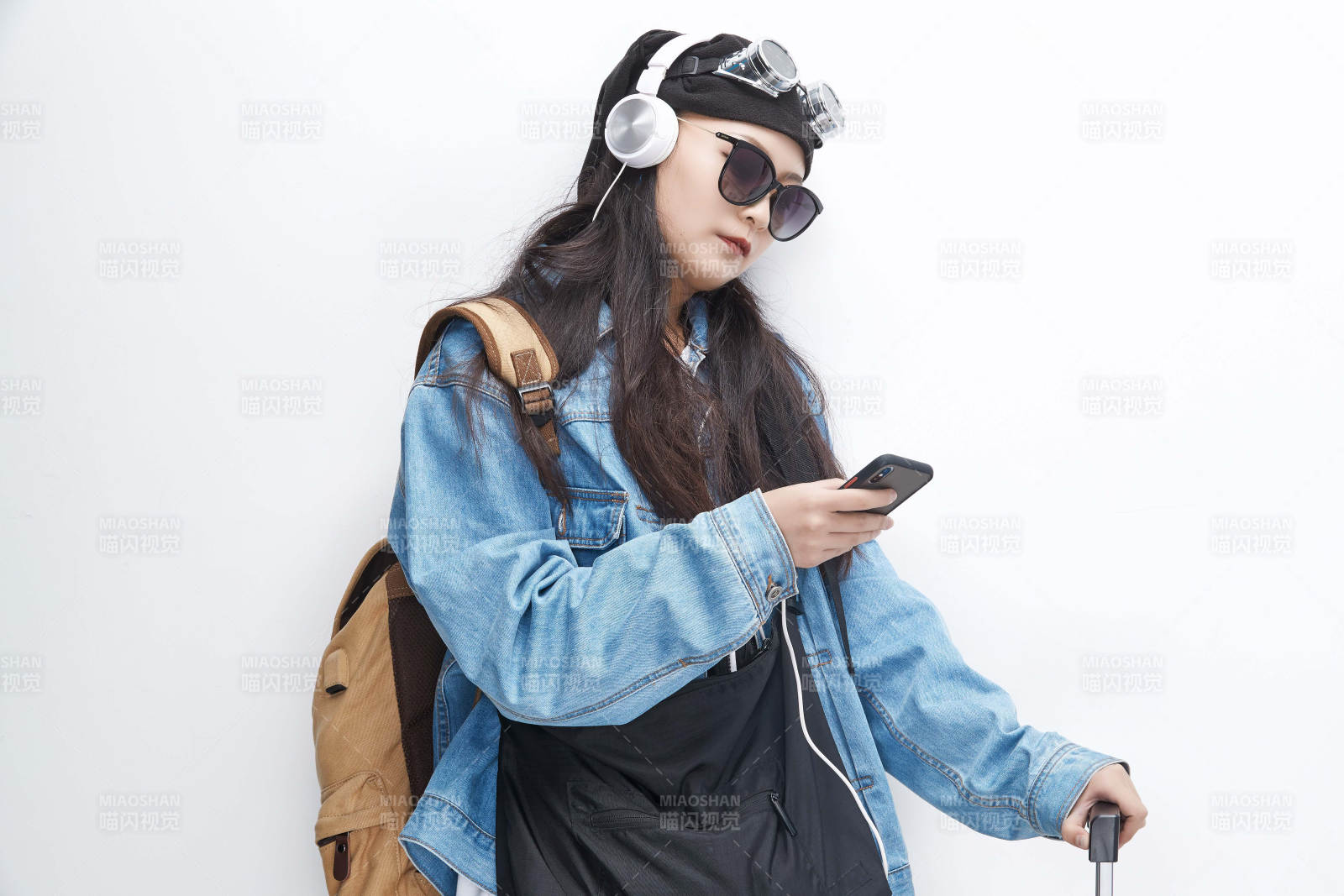 手里拿著手機準備出發的美麗東方女孩