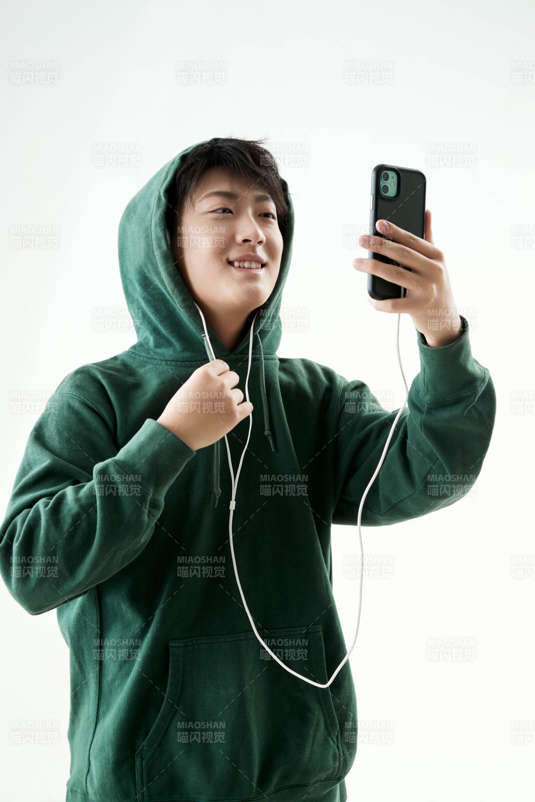 沉浸在網絡戀愛世界的青年男子