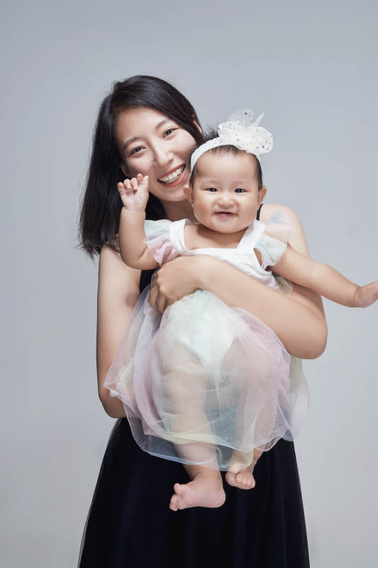 妈妈陪伴宝宝快乐的玩耍