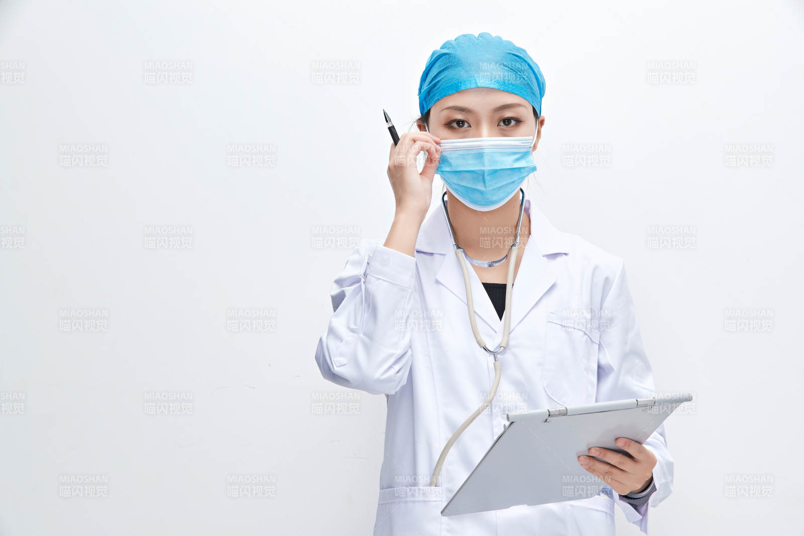 白色背景下手持病历夹的巡查医生人像