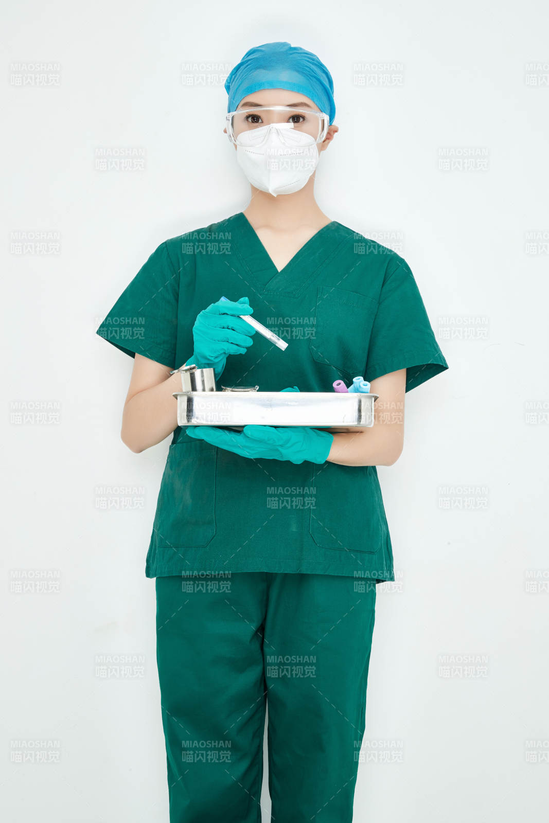 采集病例化驗檢測樣本的外科手術(shù)醫(yī)生