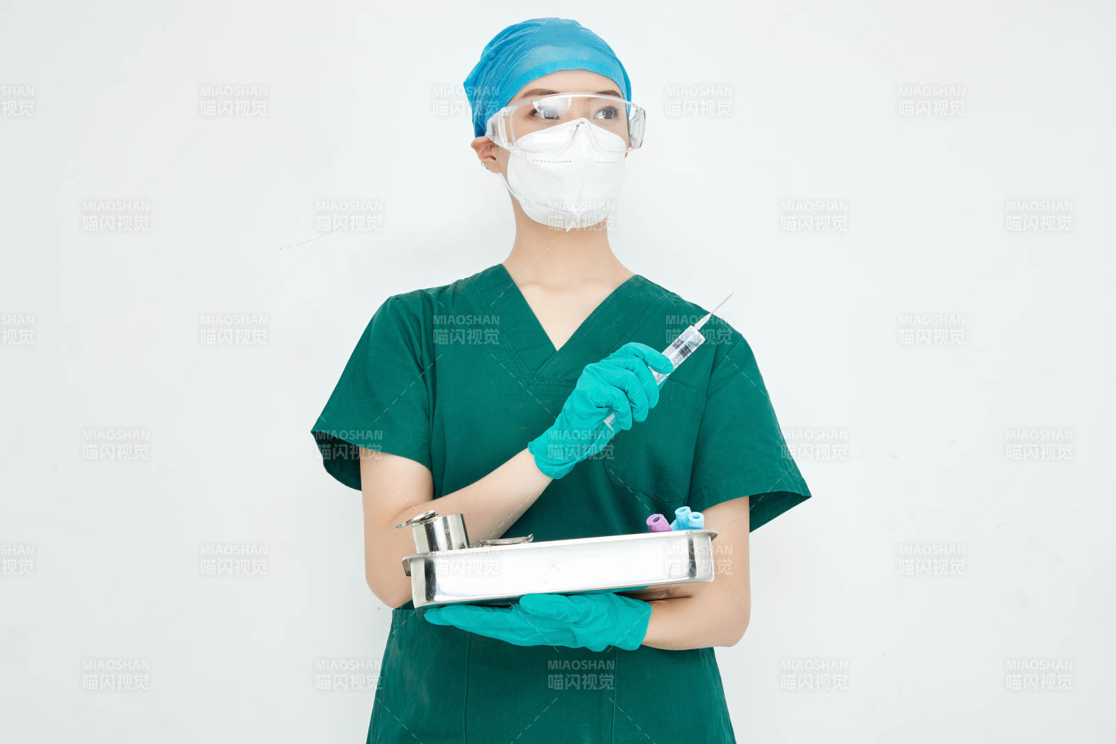 采集病例化驗檢測樣本的外科手術醫(yī)生