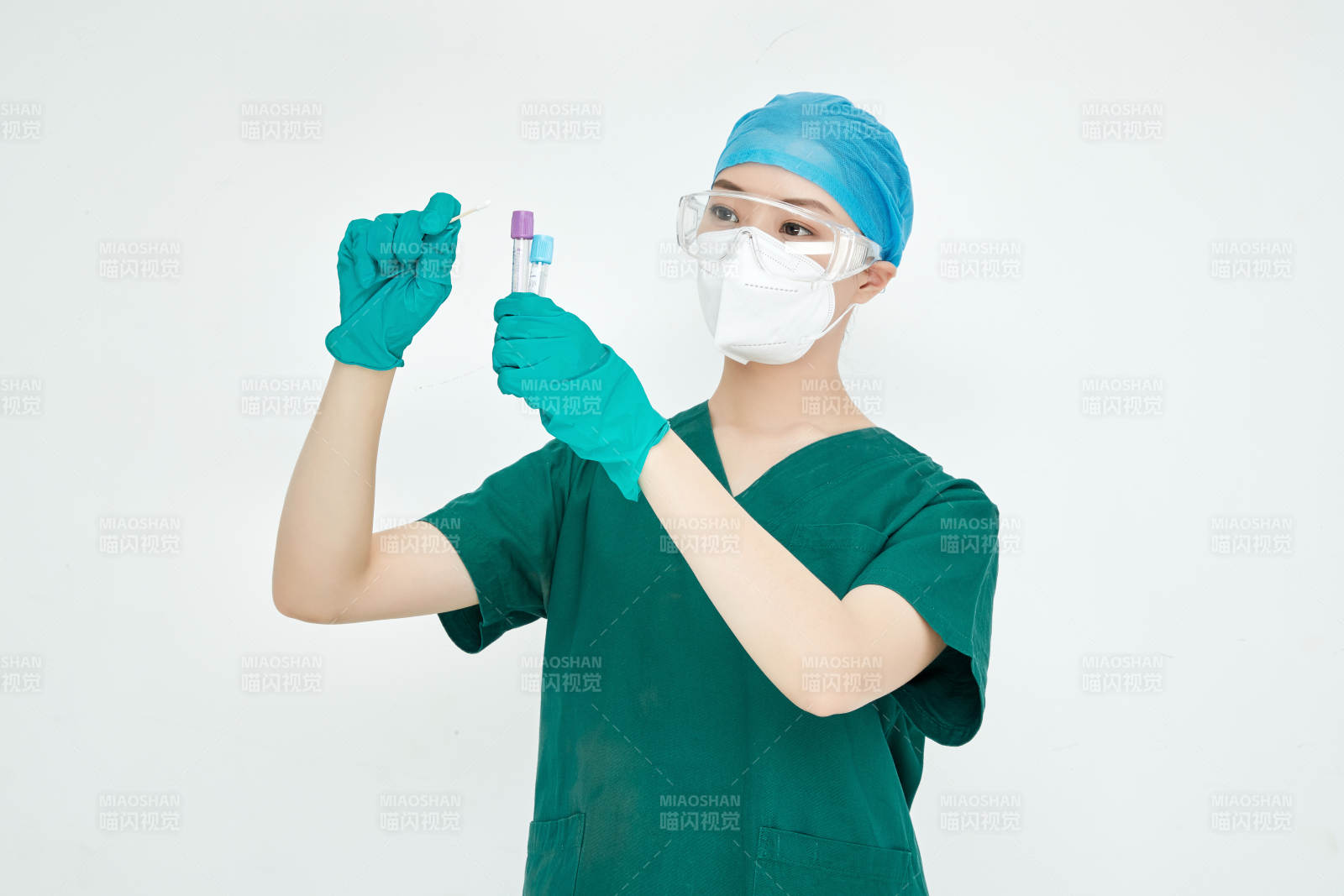 采集病例化驗檢測樣本的外科手術醫生