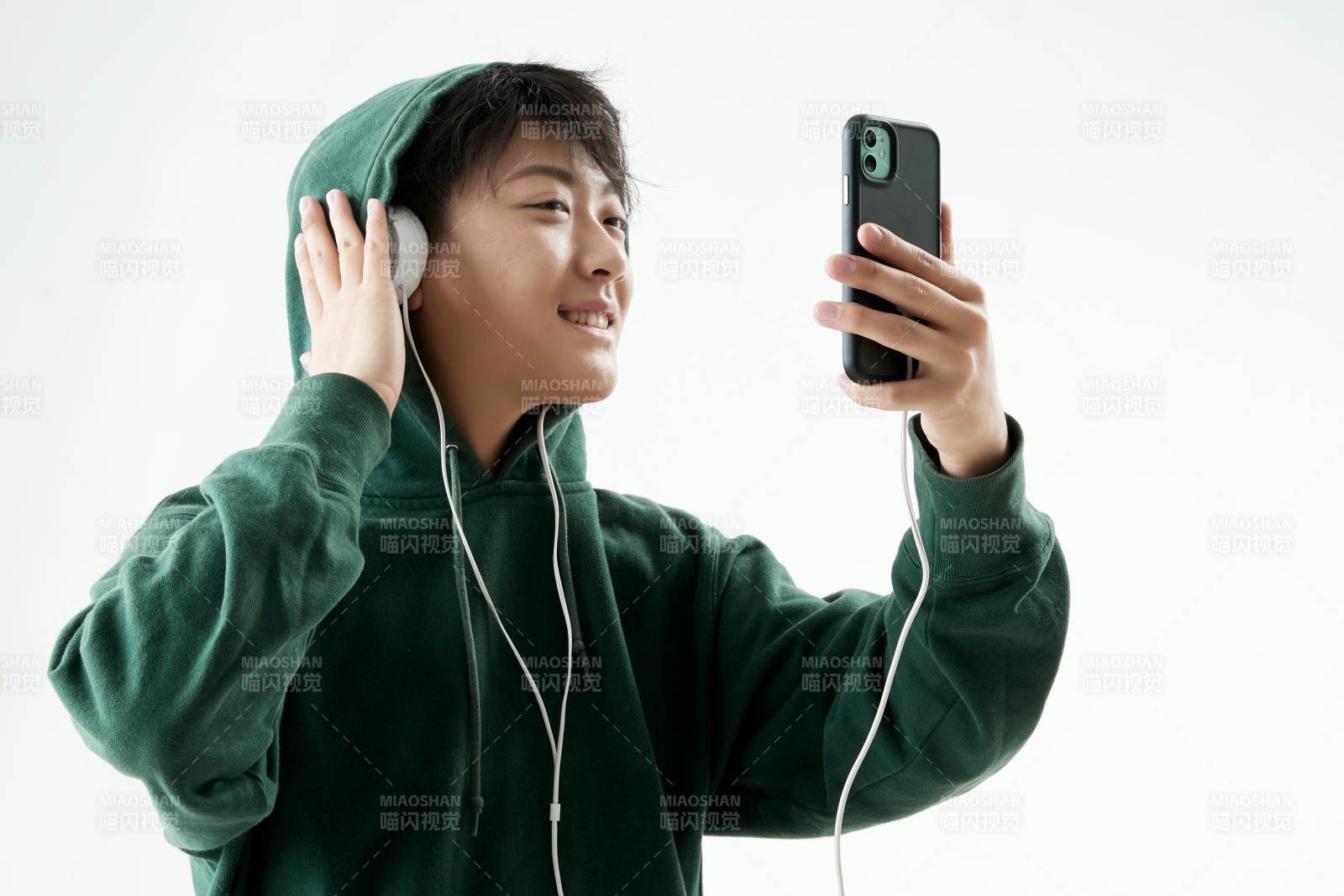 沉浸在網(wǎng)絡(luò)戀愛世界的青年男子