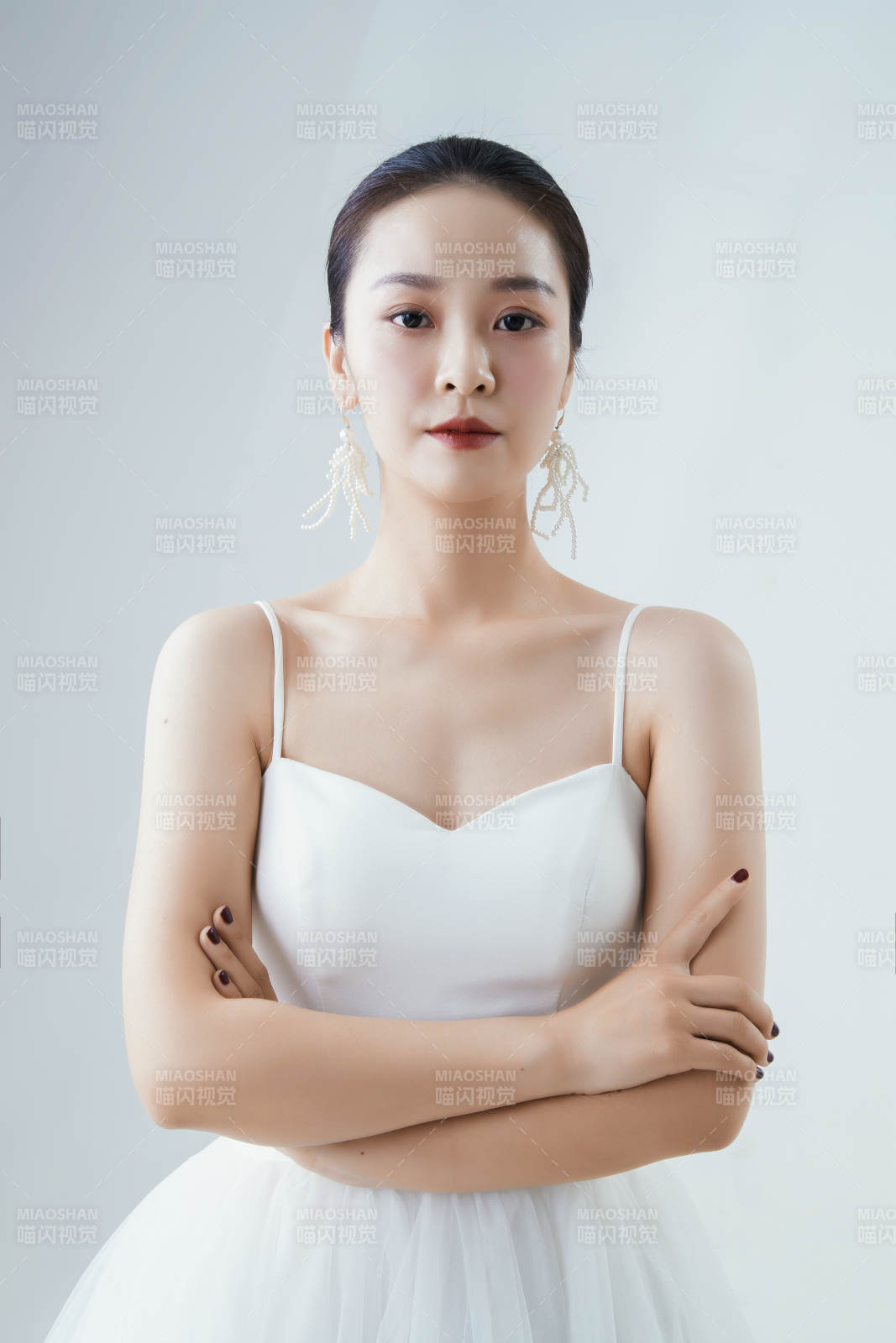 棚拍白色背景下的潔白婚紗新娘美妝