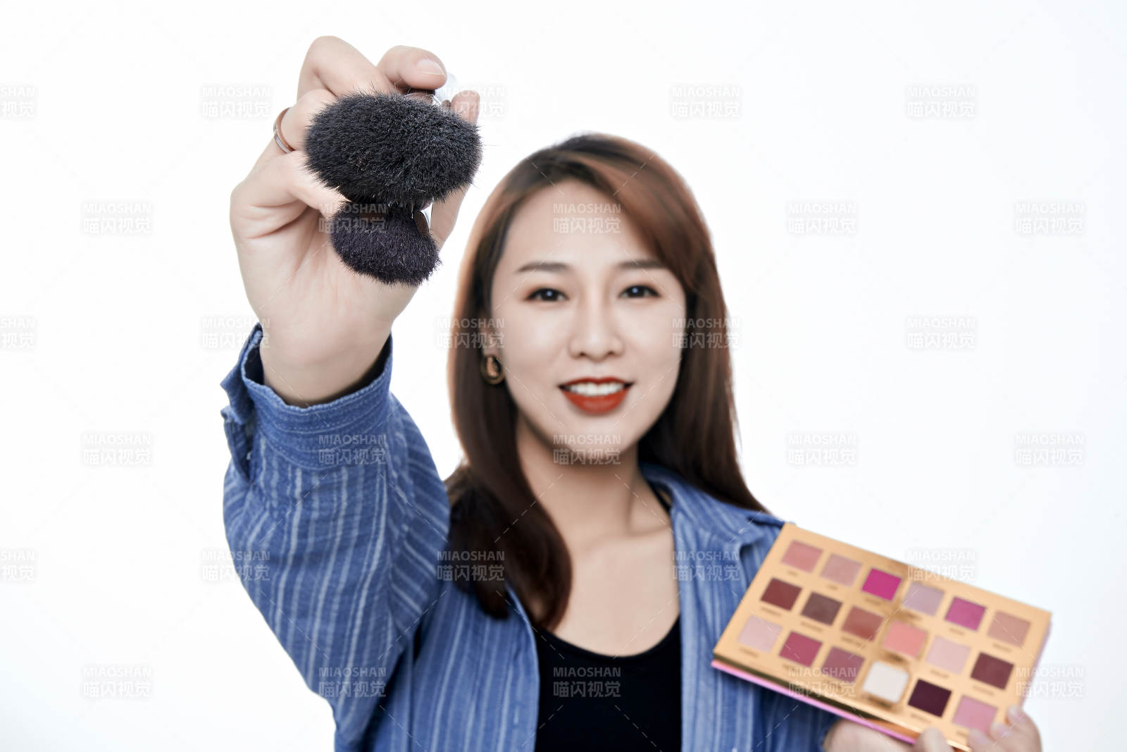 女性職業化妝師