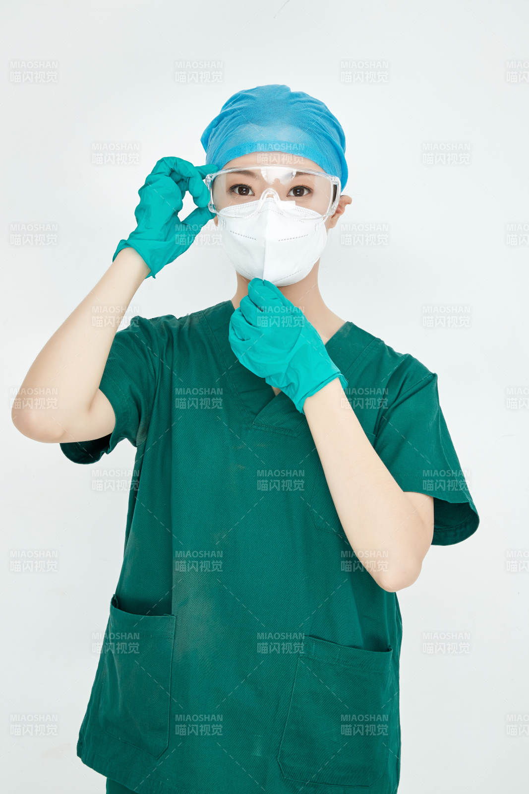 白色背景下的外科手術醫療人員形象