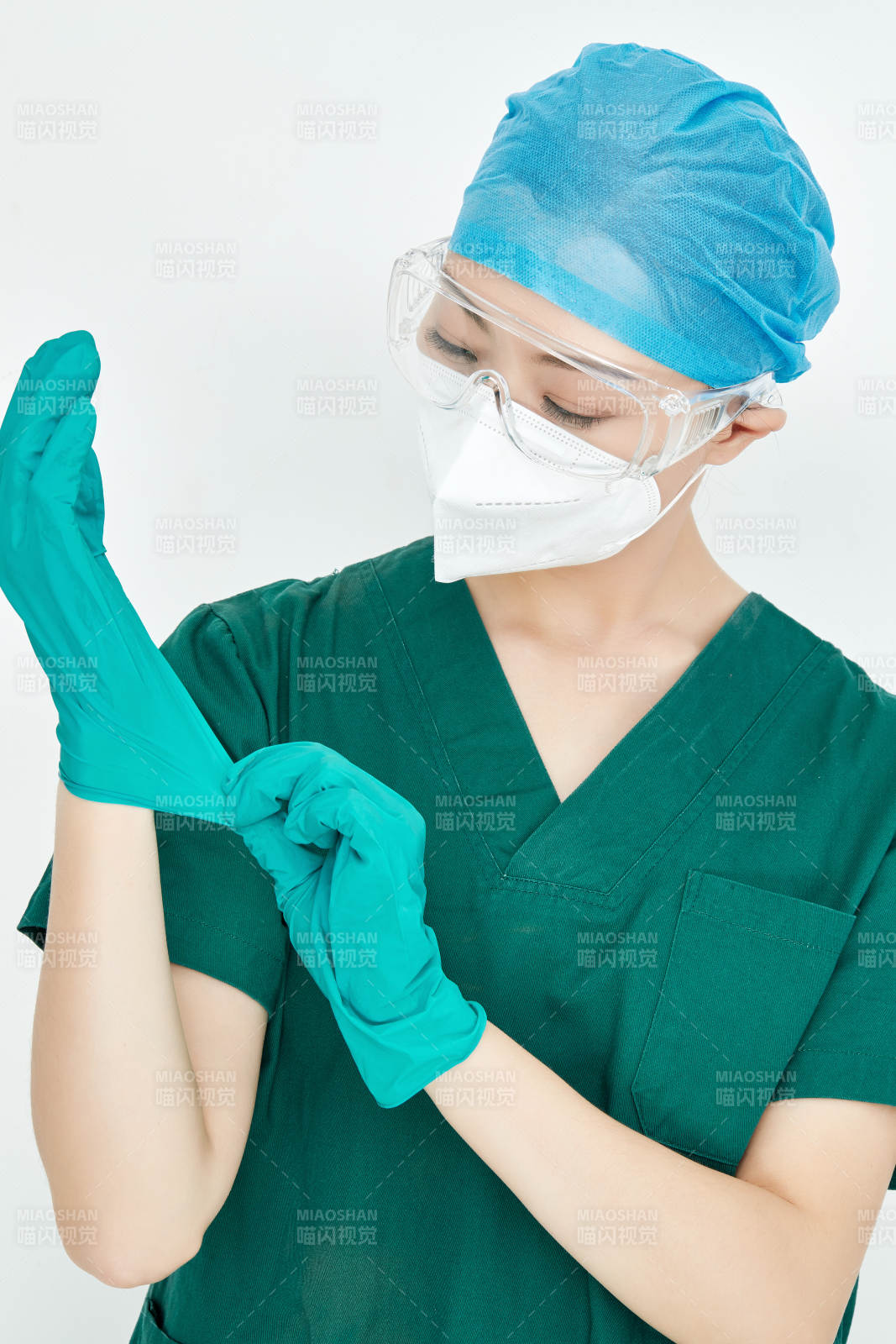 白色背景下的外科手術醫療人員形象