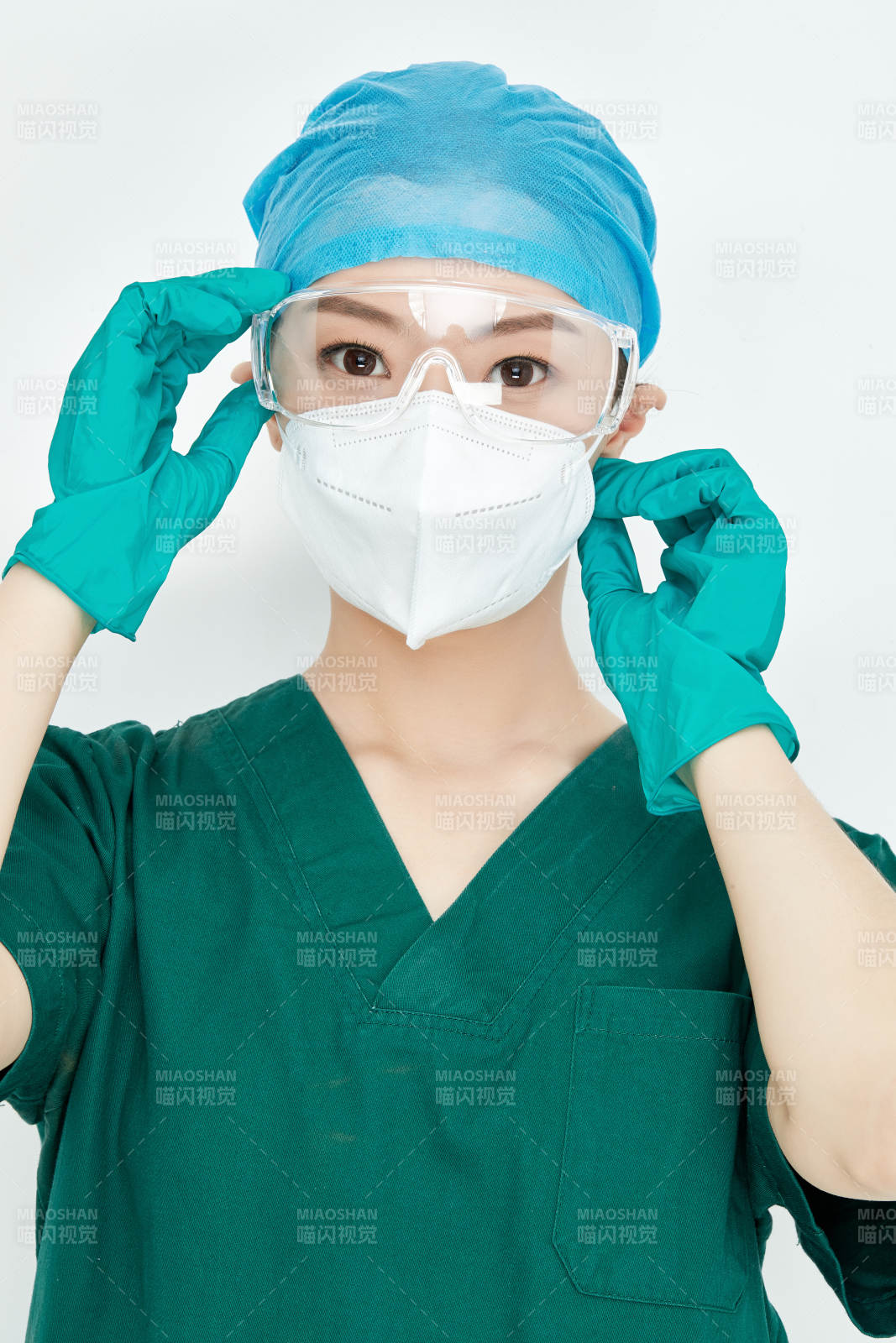 白色背景下的外科手術(shù)醫(yī)療人員形象