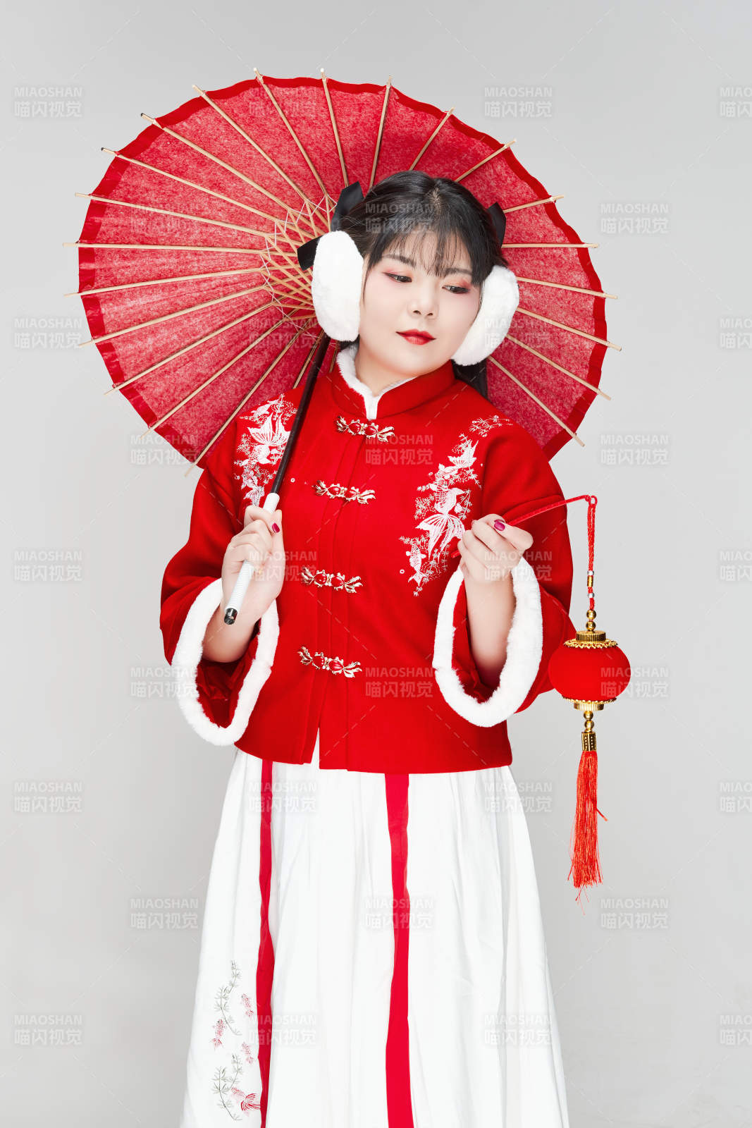 手打油紙傘手提紅燈籠身穿喜慶漢服的可愛少女