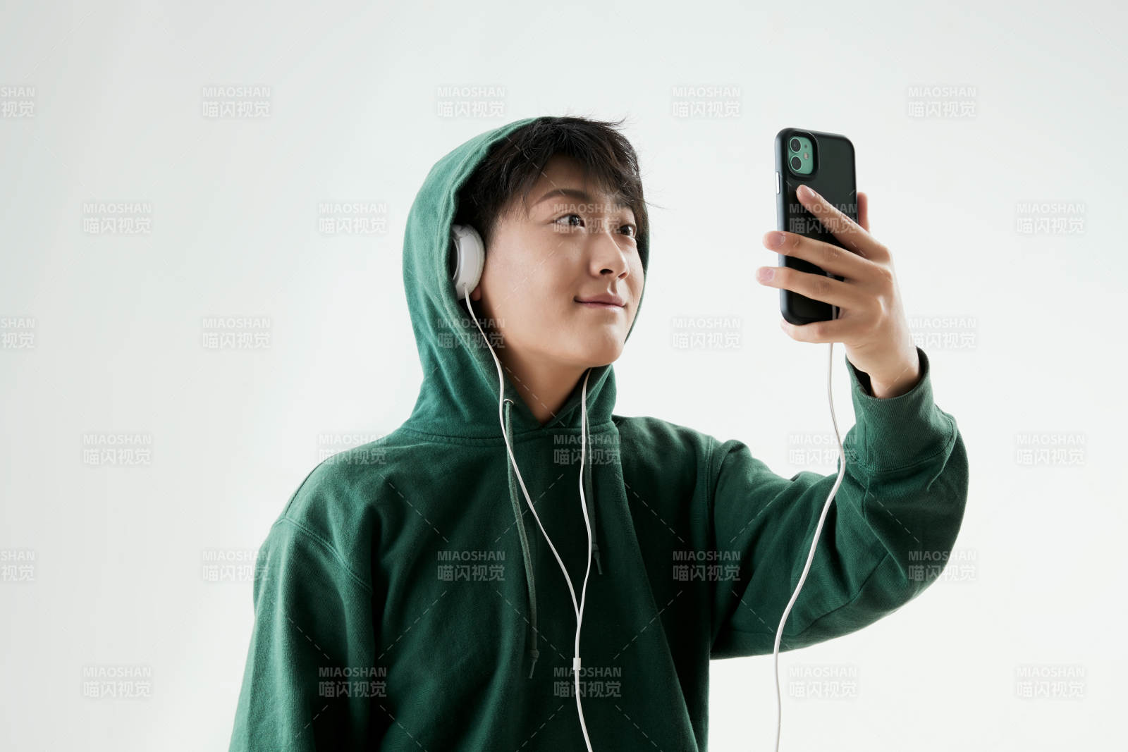 沉浸在網絡戀愛世界的青年男子