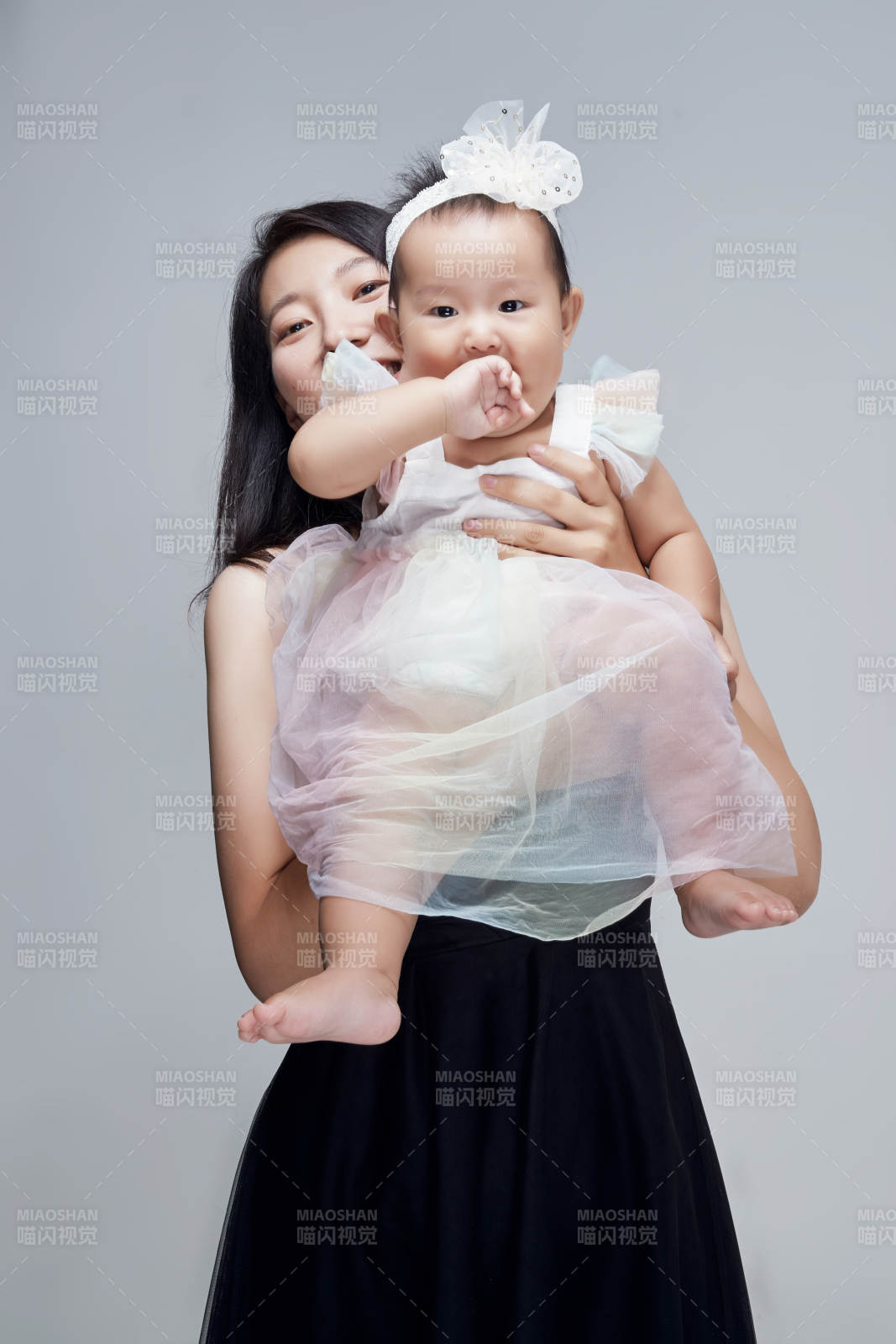 媽媽陪伴寶寶快樂的玩耍