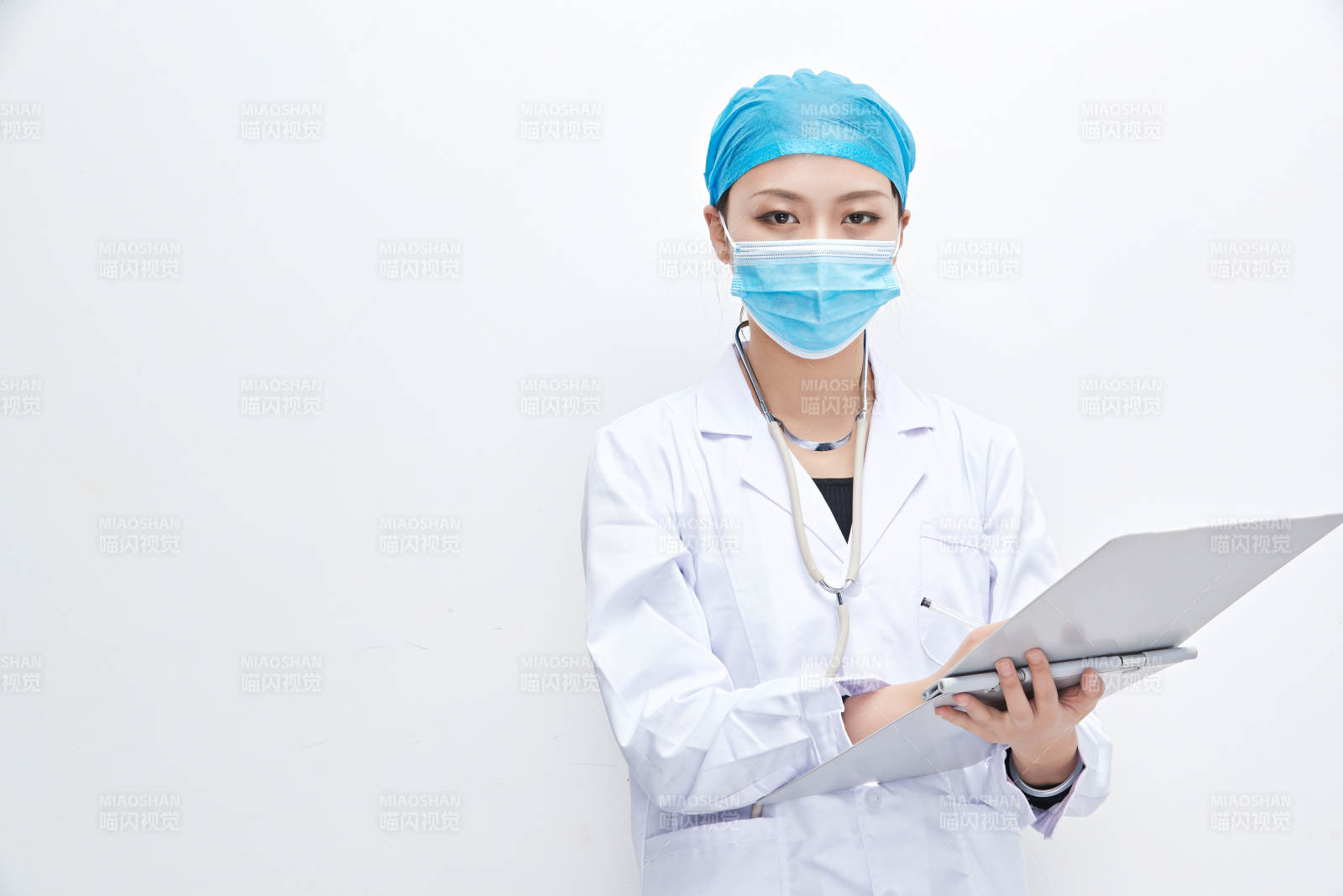 白色背景下手持病历夹的巡查医生人像