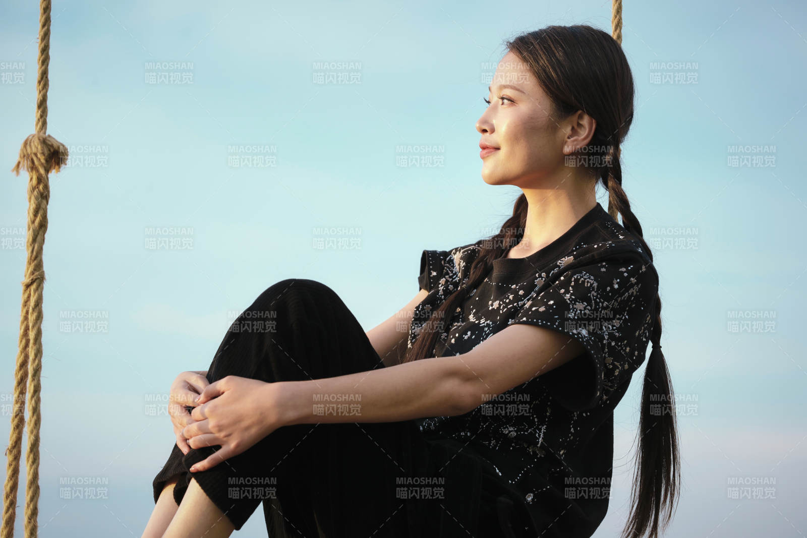 草原湖畔夕陽下蕩秋千的亞洲少女