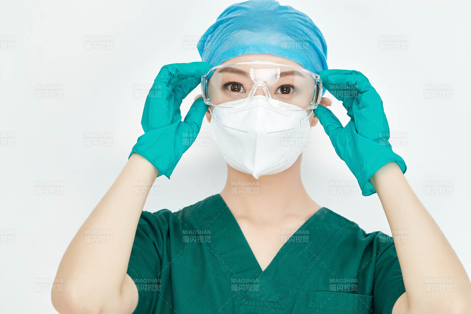 白色背景下的外科手術(shù)醫(yī)療人員形象