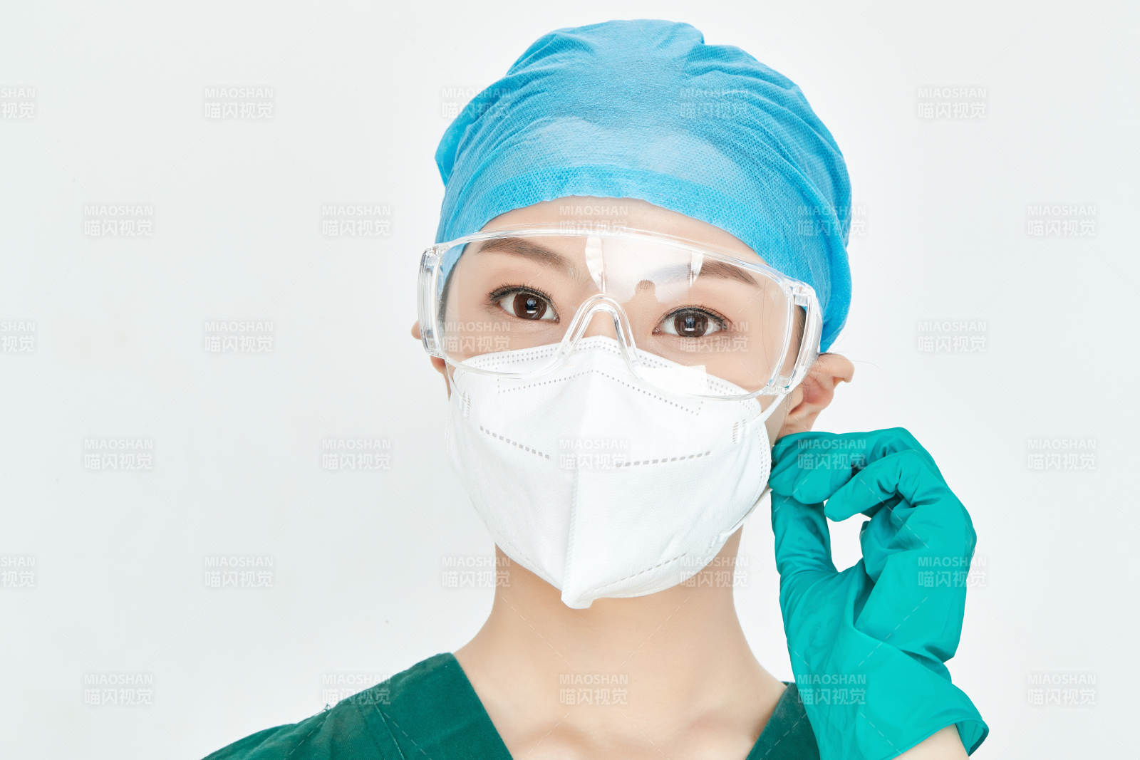 白色背景下的外科手術(shù)醫(yī)療人員形象