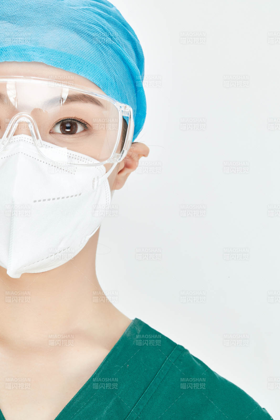 白色背景下的外科手术医疗人员形象