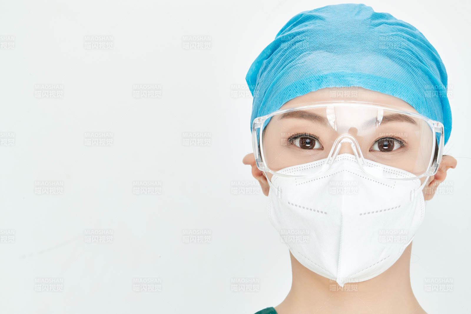 白色背景下的外科手術醫療人員形象