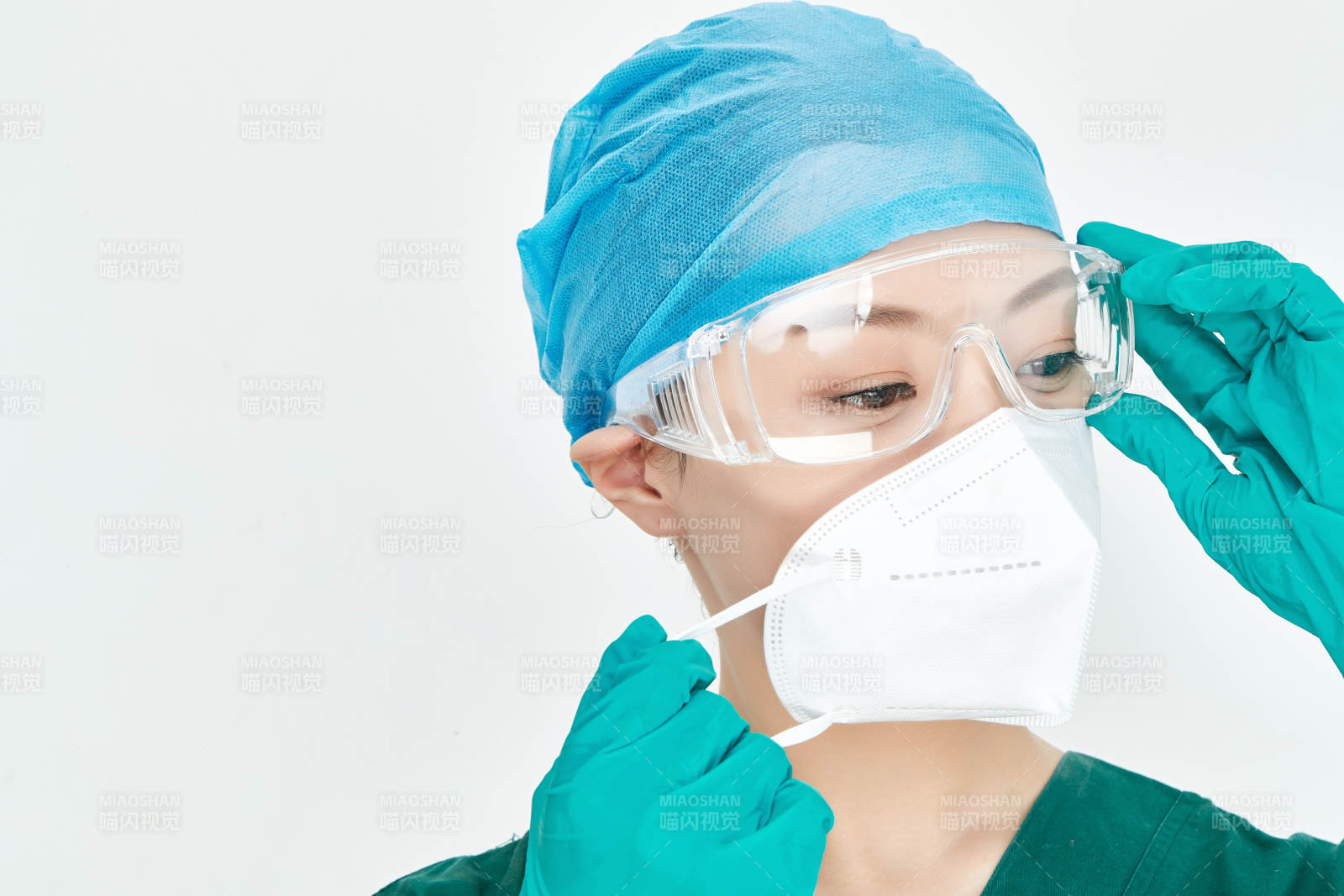 白色背景下的外科手術(shù)醫(yī)療人員形象