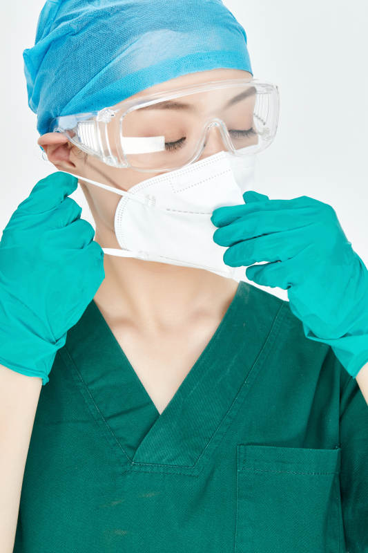 白色背景下的外科手术医疗人员形象