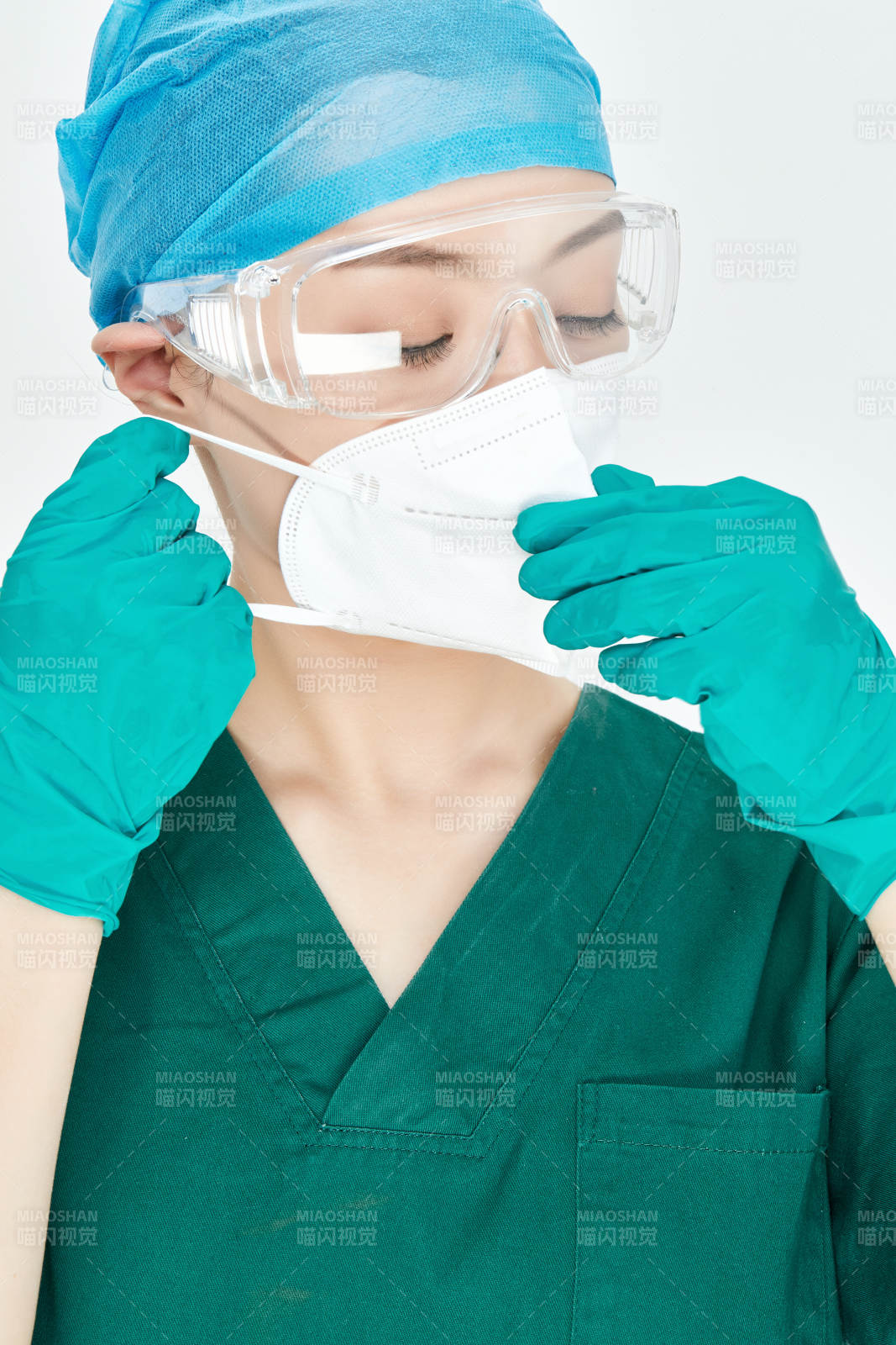 白色背景下的外科手術醫療人員形象
