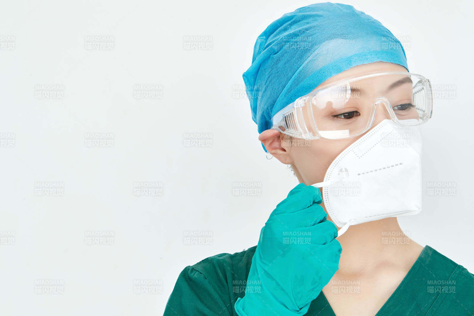 白色背景下的外科手術(shù)醫(yī)療人員形象