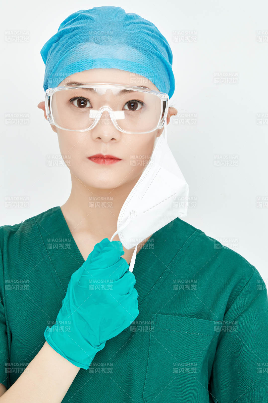 白色背景下的外科手術(shù)醫(yī)療人員形象