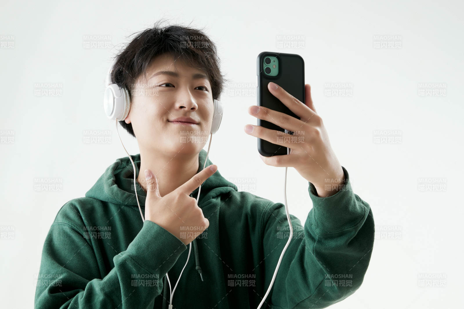 沉浸在網(wǎng)絡(luò)戀愛世界的青年男子