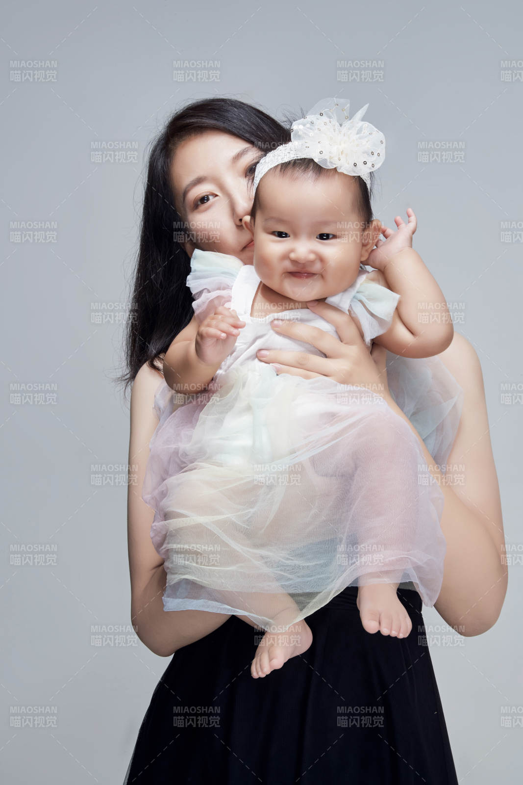 媽媽陪伴寶寶快樂的玩耍