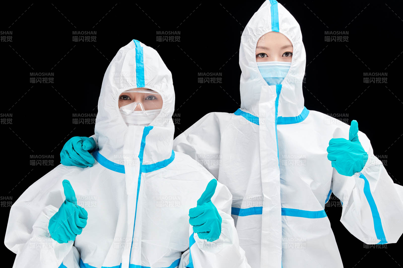 穿白色防護服佩戴護目鏡口罩的防疫人員