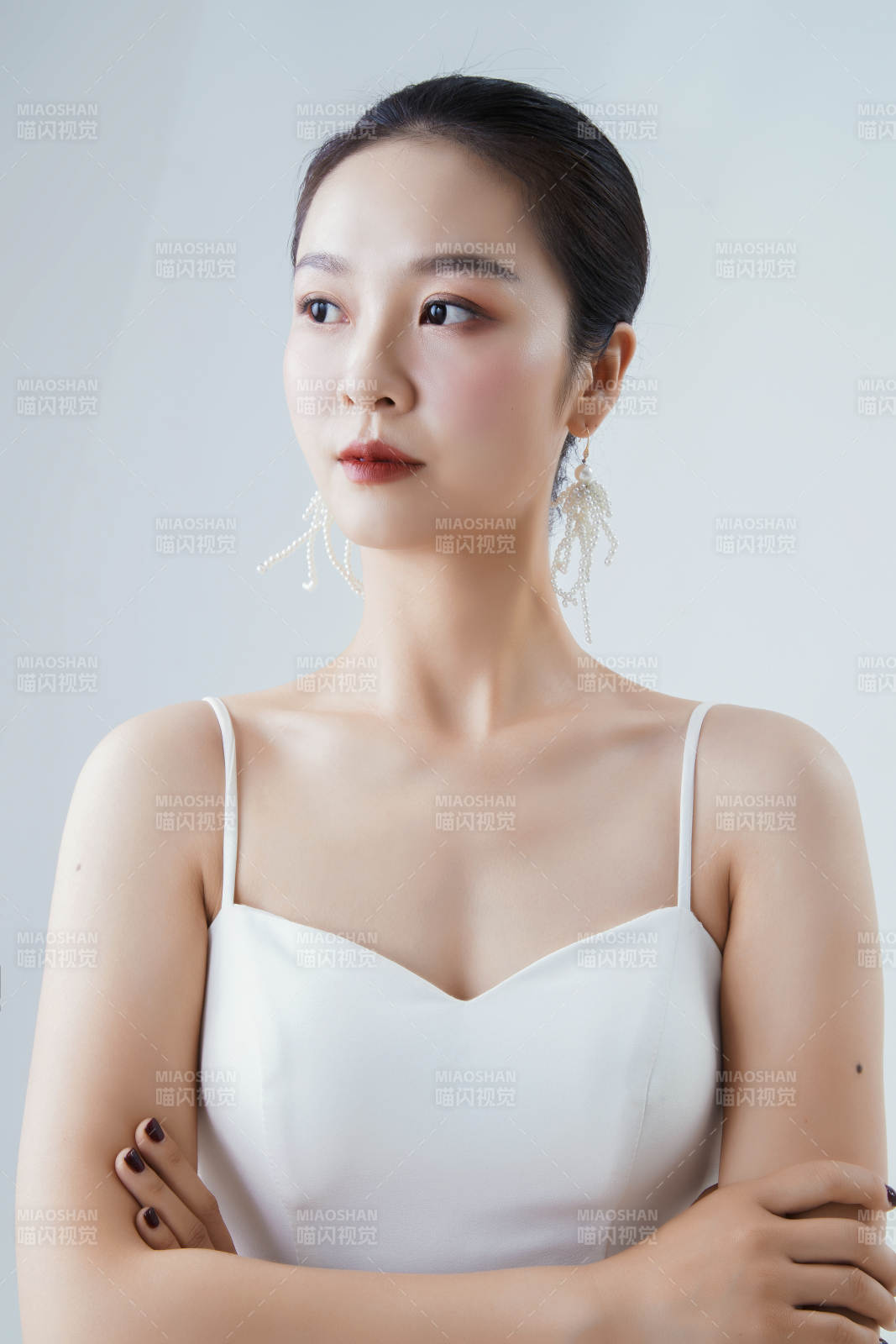 棚拍白色背景下的潔白婚紗新娘美妝