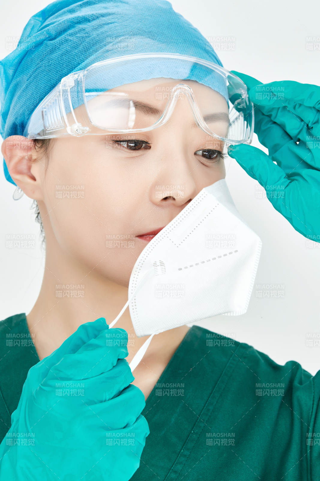 白色背景下的外科手術醫療人員形象