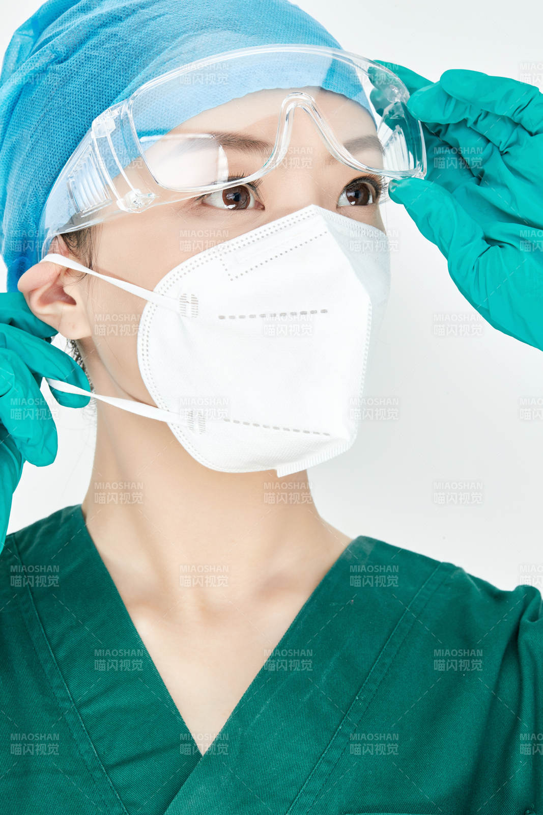 白色背景下的外科手術醫療人員形象