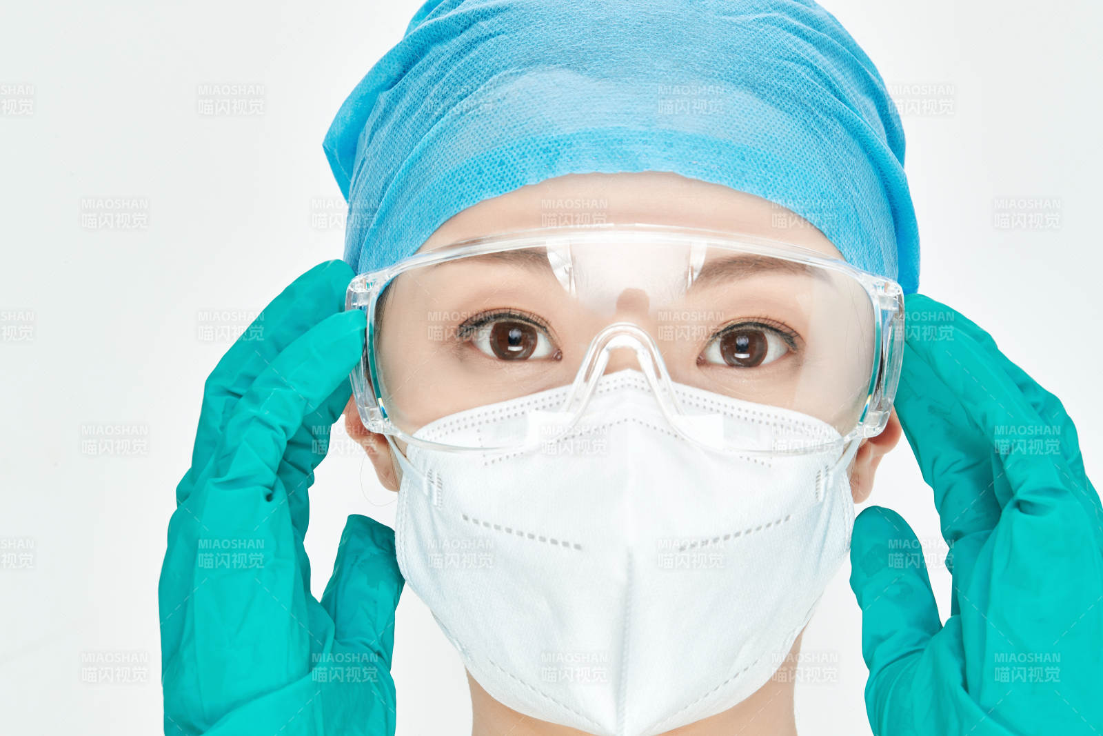 白色背景下的外科手術醫(yī)療人員形象