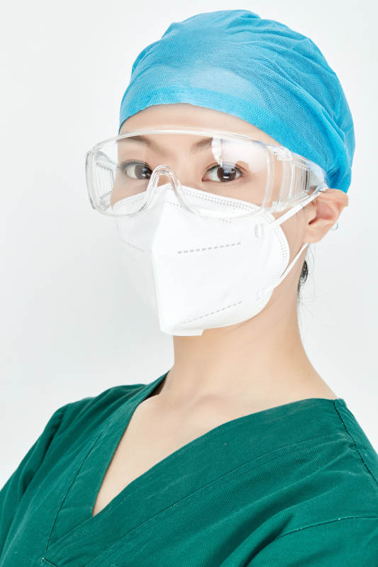 白色背景下的外科手术医疗人员形象