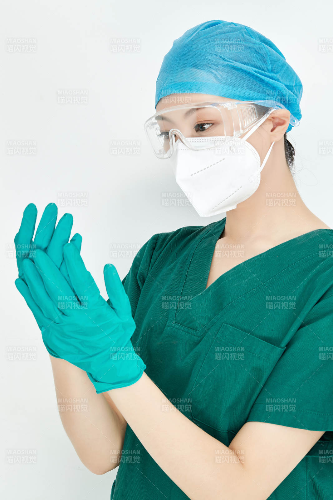 白色背景下的外科手術(shù)醫(yī)療人員形象