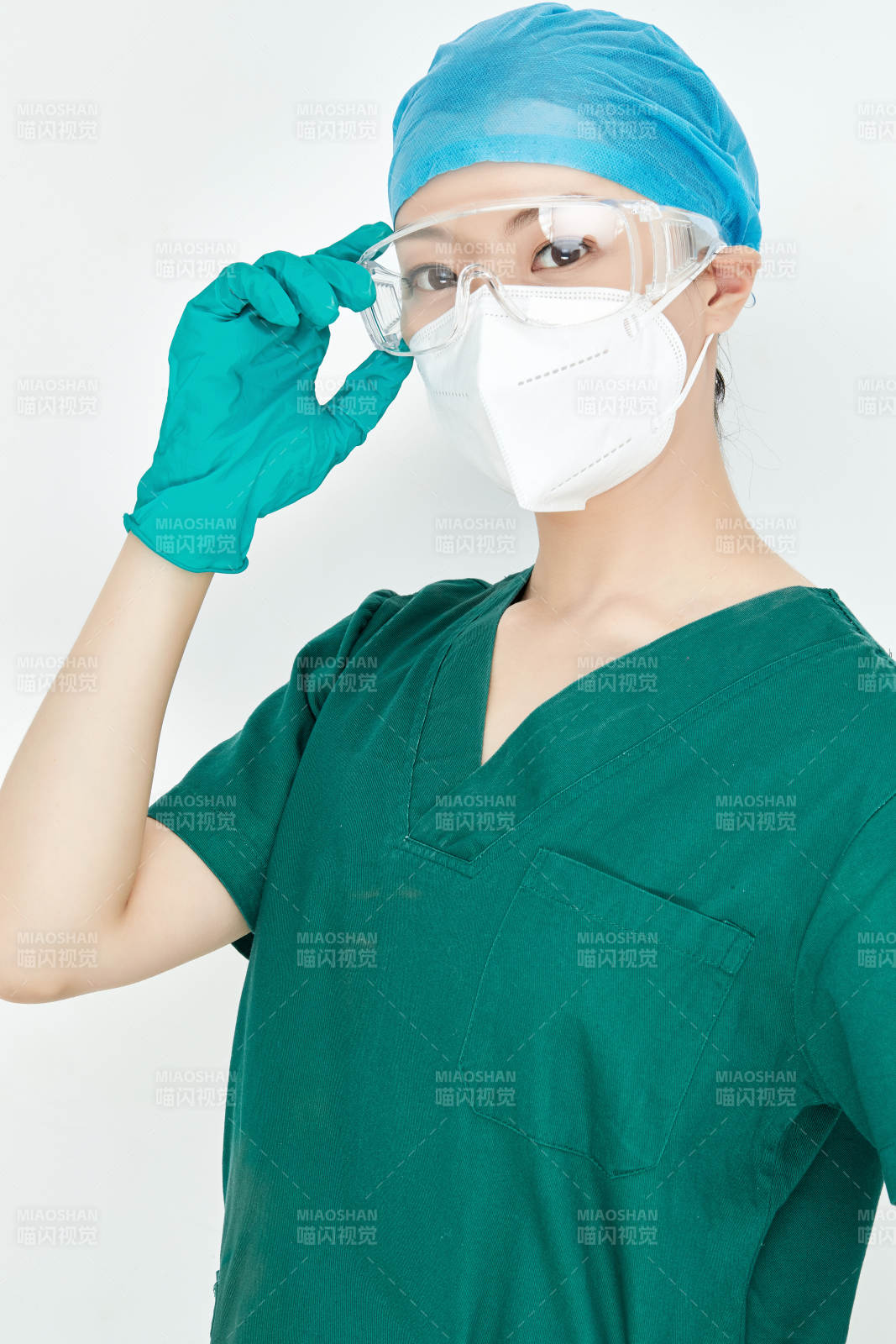 白色背景下的外科手術醫療人員形象
