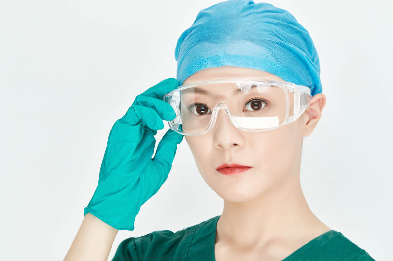 白色背景下的外科手术医疗人员形象