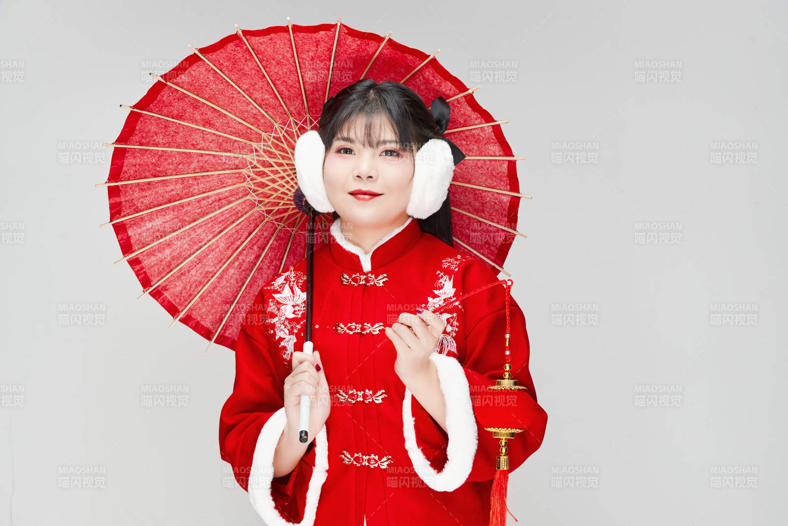 手打油紙傘手提紅燈籠身穿喜慶漢服的可愛少女