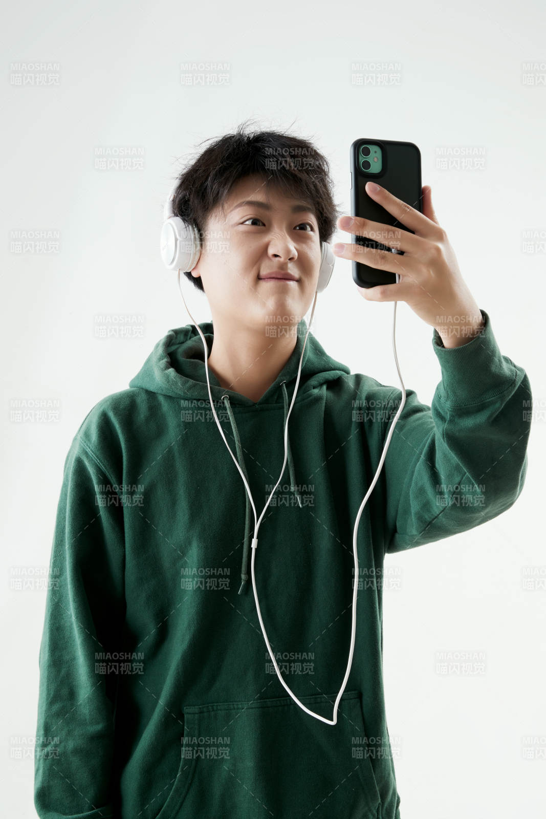 沉浸在網(wǎng)絡(luò)戀愛世界的青年男子