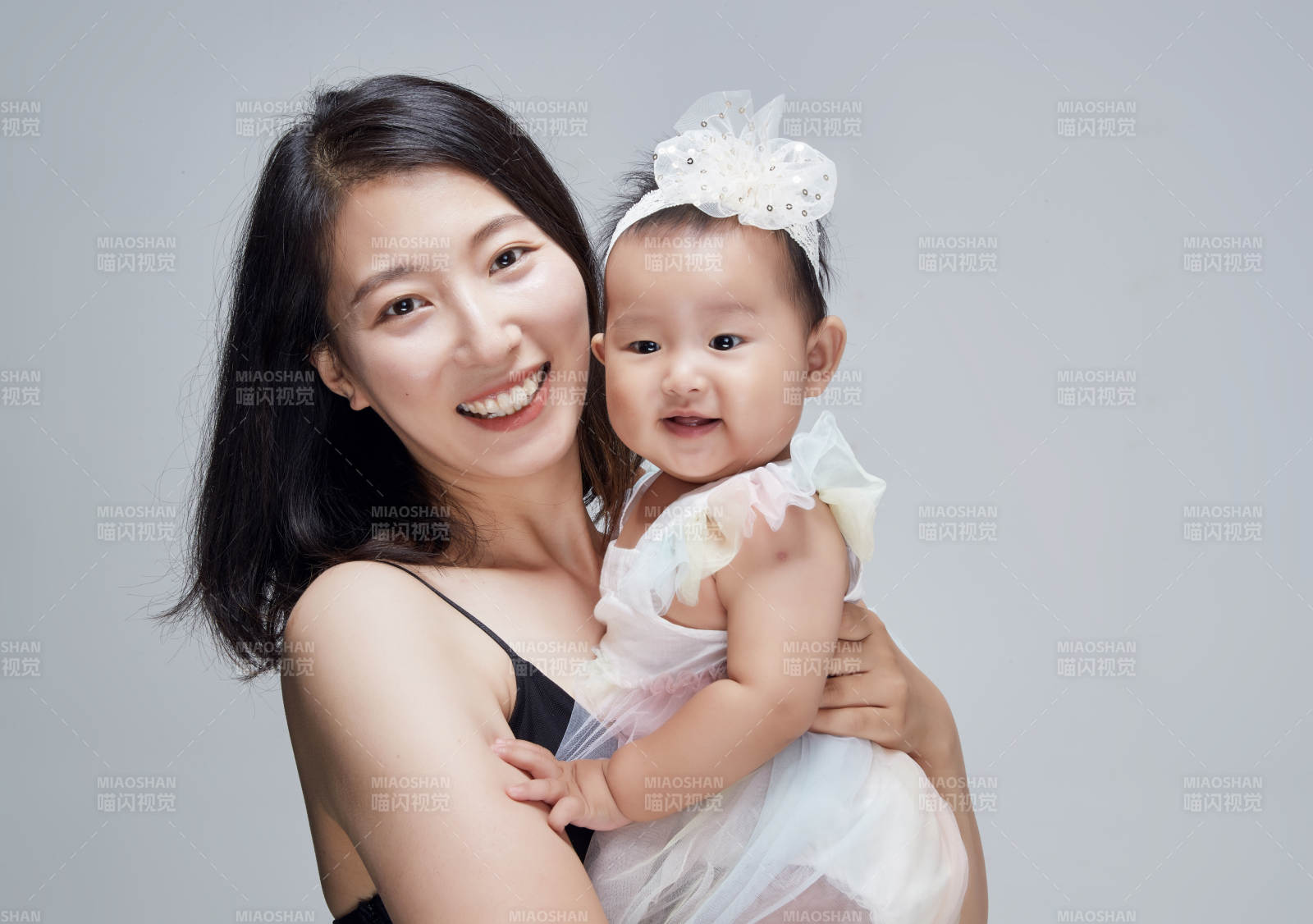 媽媽陪伴寶寶快樂的玩耍