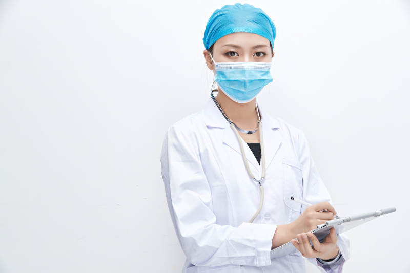 白色背景下手持病历夹的巡查医生人像