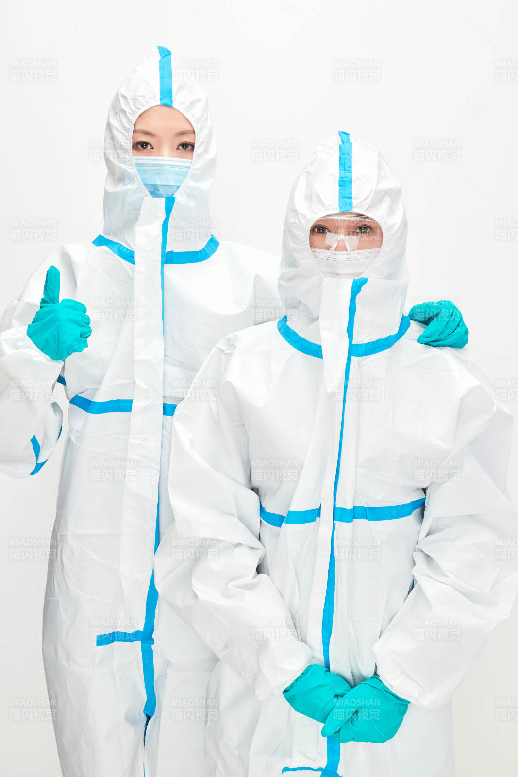 穿白色防護服佩戴護目鏡口罩的防疫人員