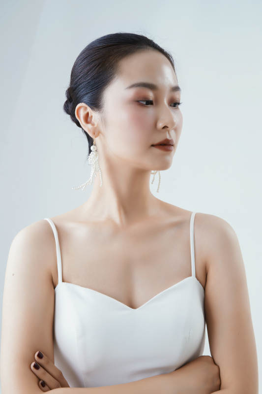 棚拍白色背景下的洁白婚纱新娘美妆