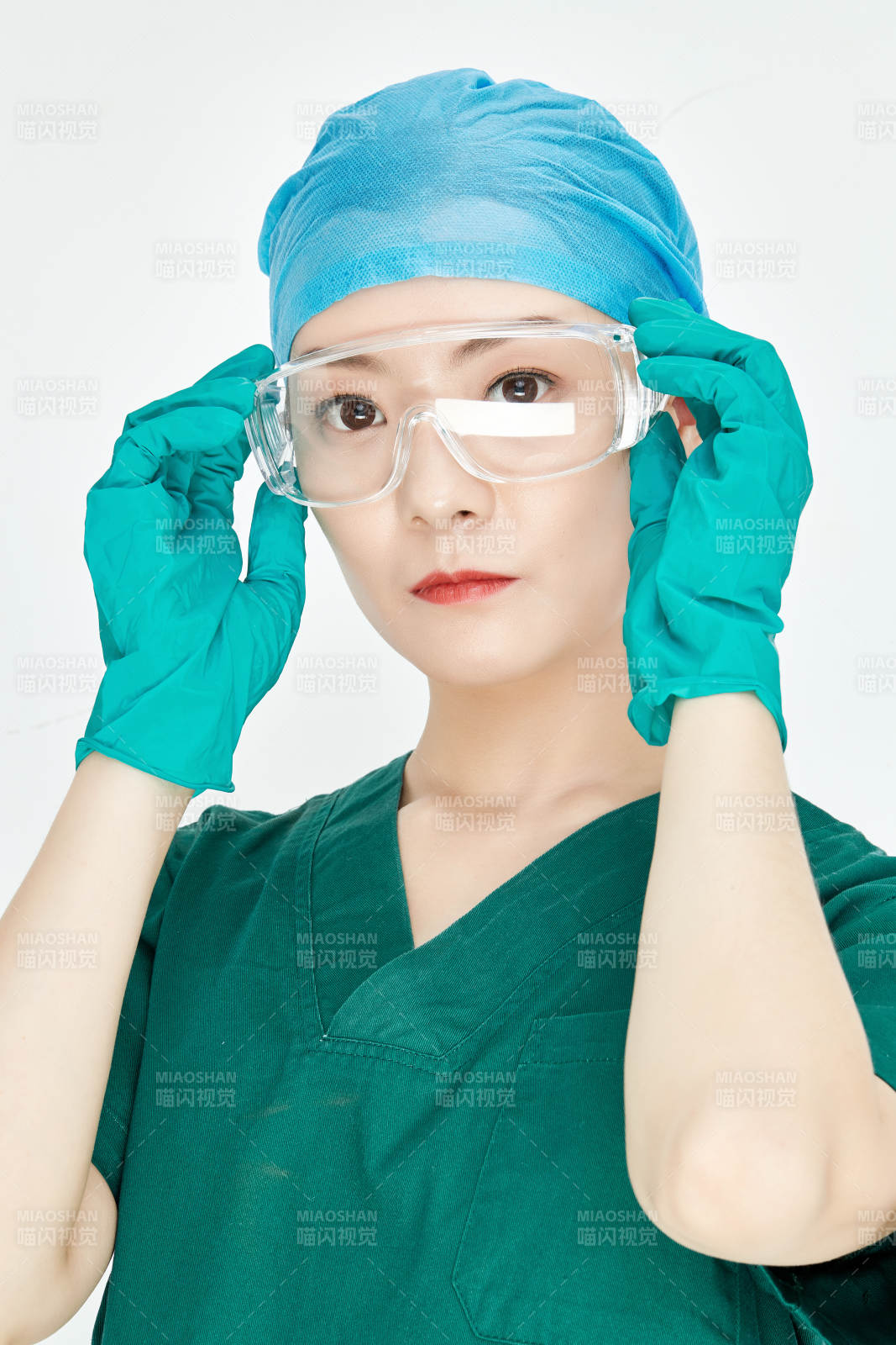 白色背景下的外科手術醫療人員形象