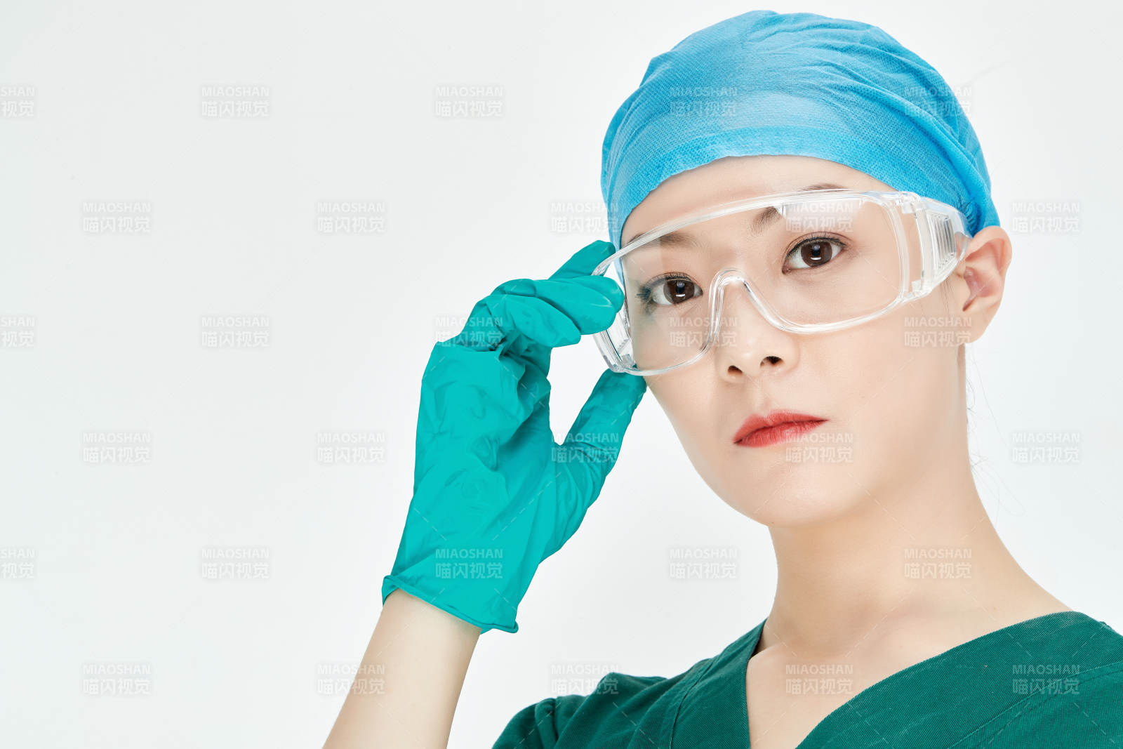 白色背景下的外科手術醫療人員形象