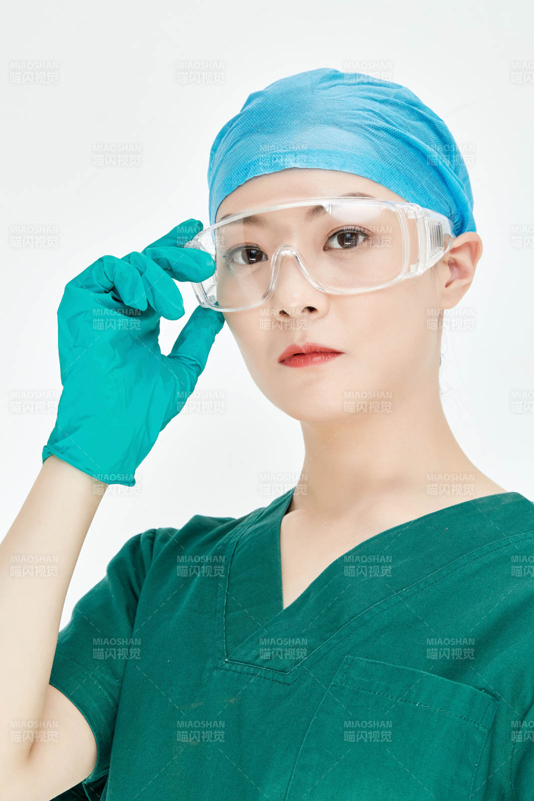 白色背景下的外科手術醫療人員形象